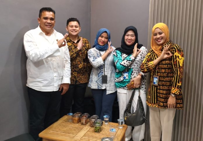 BRI Kunjungan silaturahmi PT Bank Rakyat Indonesia (Persero) Tbk. melalui Branch Office (BO) Surabaya Jemursari dipimpin langsung oleh Branch Office Head BRI BO Surabaya Jemursari, Octarez Abi Ibrahim, dengan didampingi jajaran manajemen dan staf pada nasabah prioritasnya Decky Tjahyono Try Yoga di kediamannya.