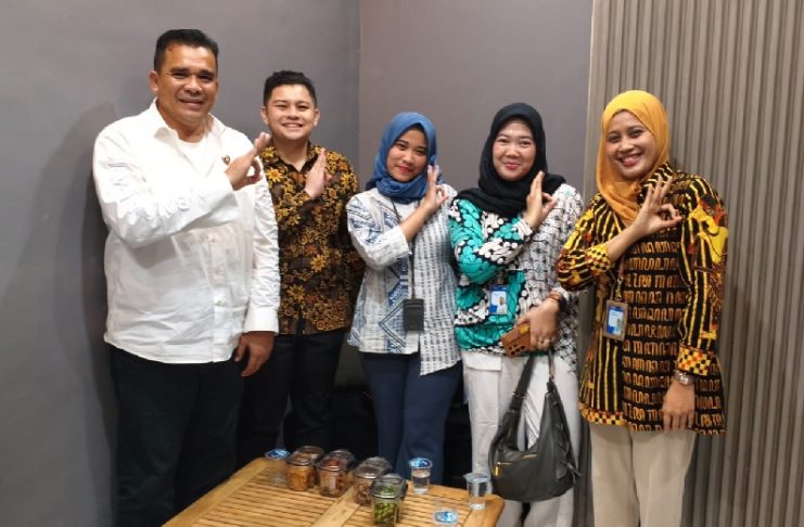 Kunjungan silaturahmi PT Bank Rakyat Indonesia (Persero) Tbk. melalui Branch Office (BO) Surabaya Jemursari dipimpin langsung oleh Branch Office Head BRI BO Surabaya Jemursari, Octarez Abi Ibrahim, dengan didampingi jajaran manajemen dan staf pada nasabah prioritasnya Decky Tjahyono Try Yoga di kediamannya.