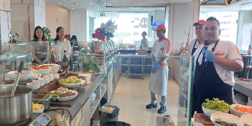 Chef Irvanda Lubis, memberikan penjelasan pada peserta acara pameran pernikahan The 2nd Wedding Showcase 2026 HARRIS Hotel & Conventions Bundaran Satelit Surabaya
