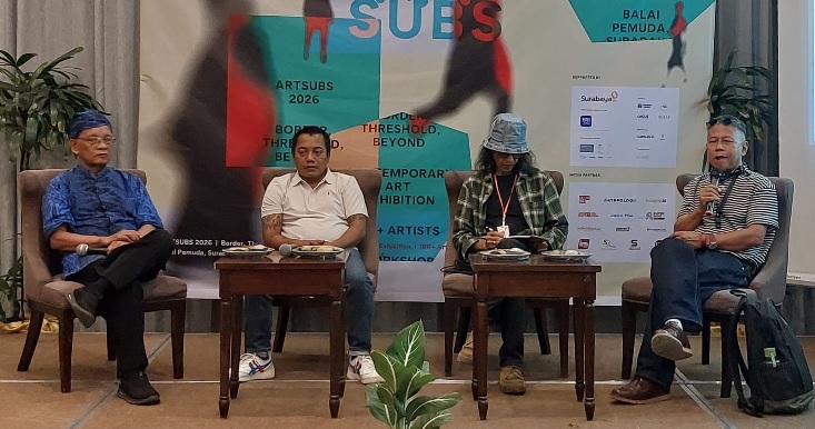 Sebagai moderator, Henri Nurcahyo, Direktur sekaligus penggagas ARTSUBS, Rambat, Kurator ARTSUBS Asmudjo J. Irianto dan Nirwan Dewanto saat acara Konferensi Pers ARTSUBS 2026 di Kokoon Hotel Surabaya, Kamis (17/9/2026)