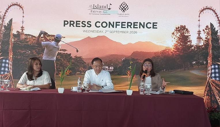 General Manager Taman Dayu Golf Club & Resort, Brendan Sentosa dan Cluster Director of Sales & Marketing Tanly Hospitality, Yeni Chrisnawati dalam press conference “The Island Fairway Gala Anniversary Golf Tournament 2026” Rabu (02/09/26)