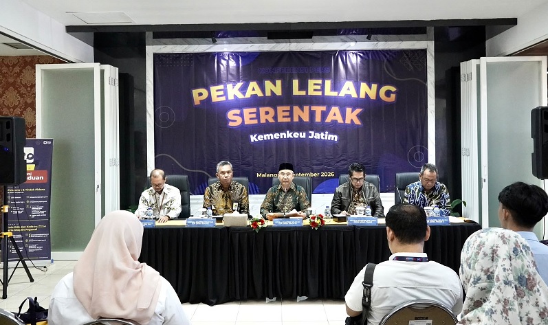 DJP Jatim Bersatu Gelar Lelang Serentak 69 Aset Sitaan,(Dari kiri ke kanan): Kepala Kabid PPIP Kanwil DJP Jatim III Teguh Iman Wirotomo, Kepala Kanwil DJP Jawa Timur I Max Darmawan, Kepala Kanwil DJP Jawa Timur III Paryan, dan Kepala Kanwil DJKN Jawa Timur Arik Hariyono, Kepala Kanwil DJP Jawa Timur II Arridel Mindra.