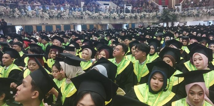 UNESA Gelar Wisuda ke-122: Cetak Lulusan Berintegritas dan Berdaya Saing