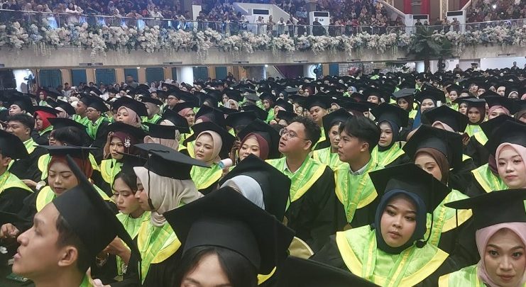 UNESA Gelar Wisuda ke-122: Cetak Lulusan Berintegritas dan Berdaya Saing