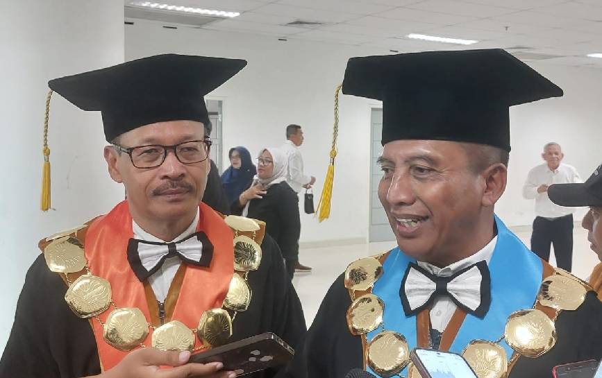 Wakil Rektor I Unesa, Prof. Dr. Martadi bersama Rektor Unesa Prof. Dr. Nurhasan, M.Kes. setelah acara Wisuda Unesa yang ke 122, Sabtu (26/09/26)