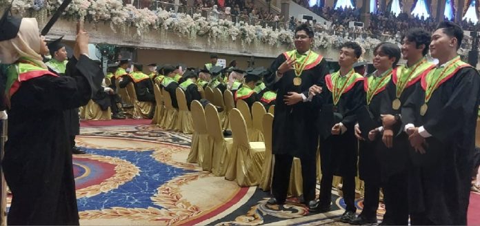 Wisuda ke-123 UNESA: Rektor Tegaskan Kampus Bukan Garis Finish, Tapi Titik Start Laboratorium Kehidupan