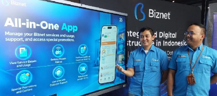 biznet Memasuki Usia 26 Tahun, Biznet Perkuat Infrastruktur Digital dan Siapkan Jaringan Sambut Nataru, Regional Manager Surabaya Raya Biznet, Adil Perkasa bersama Senior Manager East 2 Biznet, Andhika Martha saat konferensi pers di Surabaya, Kamis (22/10/2026).