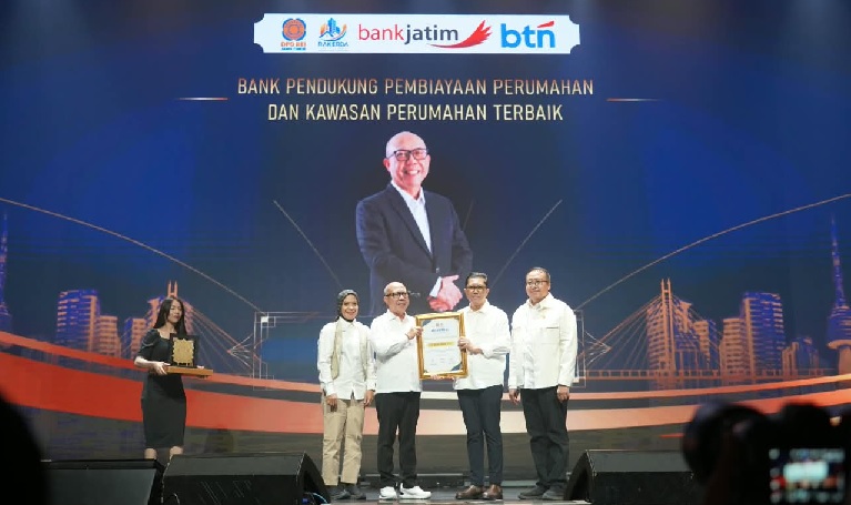 DPD REI Jawa Timur menyerahkan penghargaan spesial kepada Bank Jatim sebagai Pendukung Pembiayaan Perumahan Terbaik.