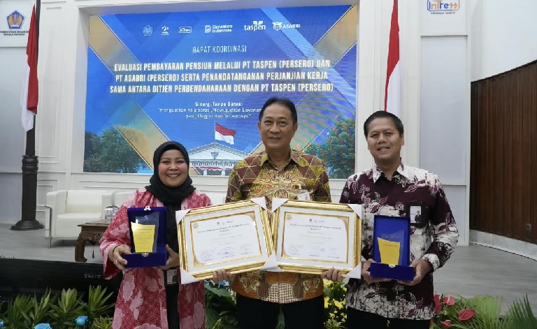 Bank Jatim menyabet dua penghargaan sekaligus dalam acara Rapat Koordinasi Evaluasi Mitra Pembayaran Pensiun yang digelar oleh Kementerian Keuangan di Aula Gedung Yusuf Anwar, Jakarta.