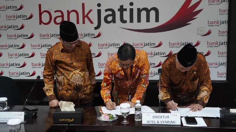 Penandatanganan Memorandum of Understanding (MoU) tentang Pemanfaatan Produk dan Layanan Jasa Perbankan di Kantor Pusat Bank Jatim, Surabaya oleh Direktur Ritel & Syariah Bank Jatim, Tonny Prasetyo, bersama Ketua Pengurus PWRI Provinsi Jawa Timur, Dr. H. Mashoed, M.Si, Senin (12/10/2026).