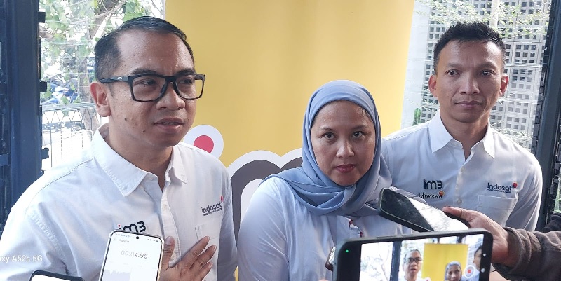 EVP Head of Circle Java Indosat Ooredoo Hutchison, Fahd Yudhanegoro (kiri) saat konferensi pers pada peluncuran paket prabayar IM3 Istimewa di Kota Surabaya, Jumat (09/10)