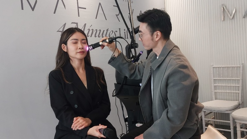 Founder Maharva Clinic, dr. Aji Bayu Chandra, M.Biomed (AAM) menunjukkan proses treatment Maharva 4 Minutes Lift, Inovasi lifting terbaru yang menggabungkan expertise Maharva dalam skin lifting dengan ALTÉON, teknologi aesthetic asal Korea Selatan.