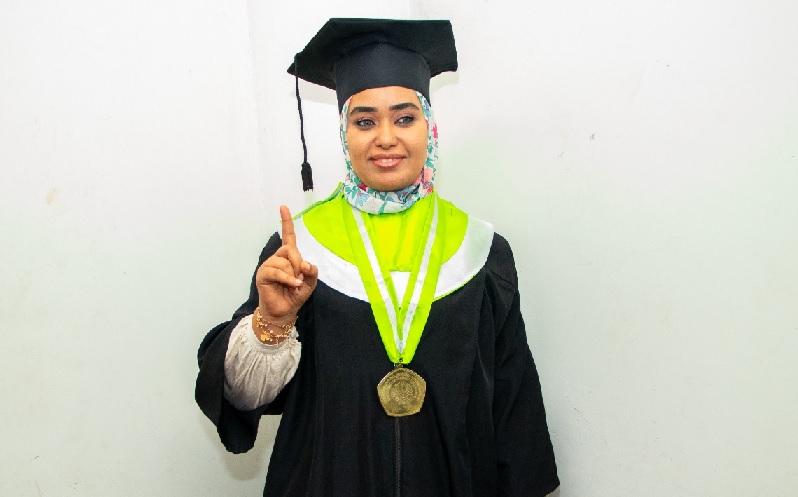 Yusra Ali Idris (lulusan S-2 Manajemen FEB UNESA asal Sudan)