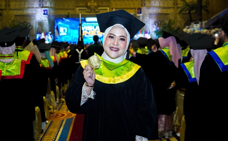 Fameela Lateh (lulusan S-1 Pendidikan Bahasa Inggris FBS UNESA asal Thailand)